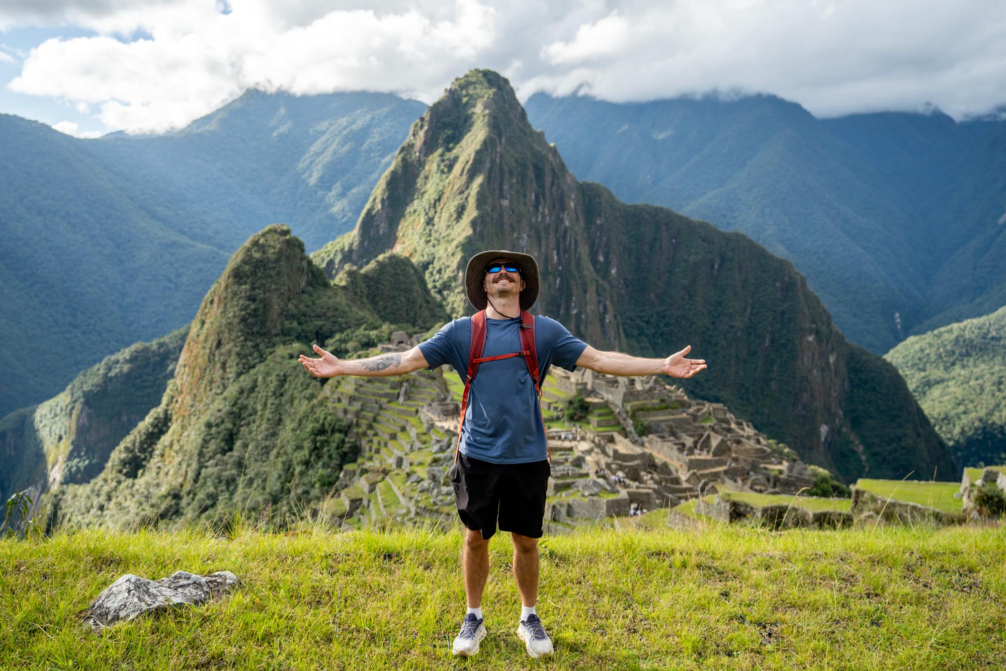 Guía oficial autorizado con turistas en Machu Picchu