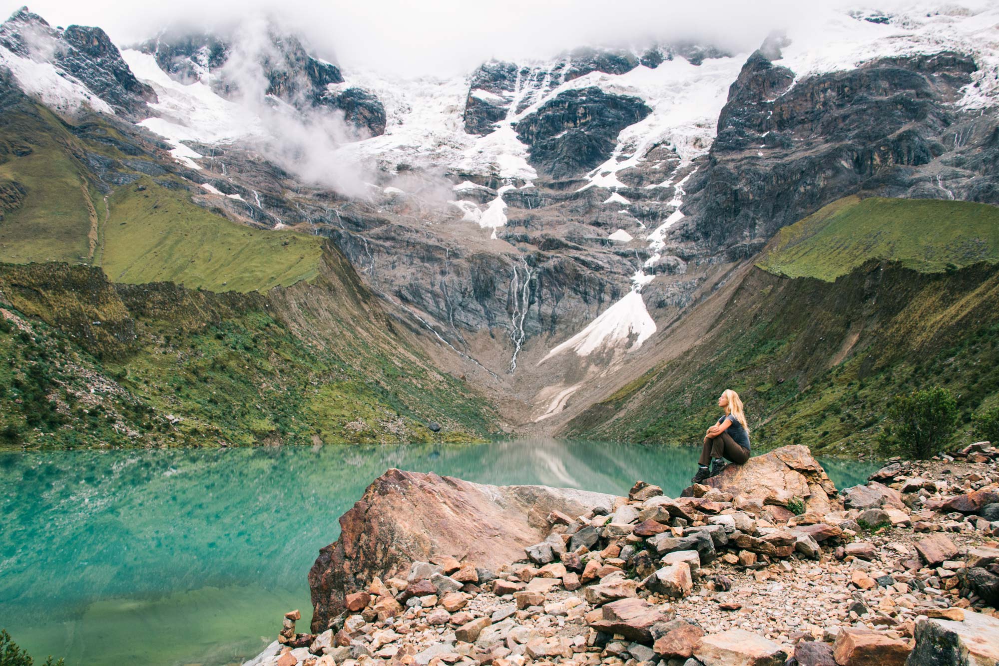 Excursionista caminando hacia la Montaña de Siete Colores y la Laguna Humantay en los Andes de Cusco